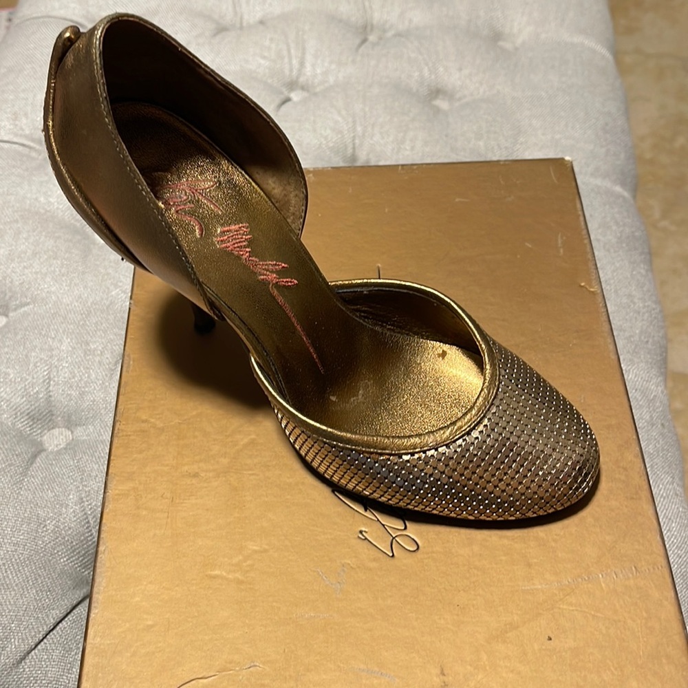 Stella McCartney gold shoe. Slightly worn. Size 7